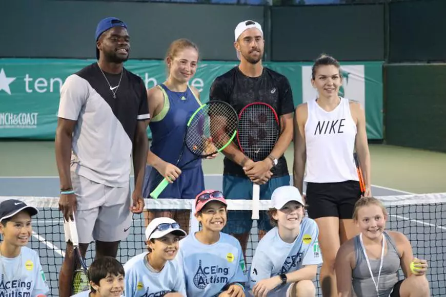 Gest uriaș pentru copiii cu autism: Simona Halep, la un eveniment caritabil la Indian Wells! A făcut echipă de dublu cu antrenorul Darren Cahill | FOTO