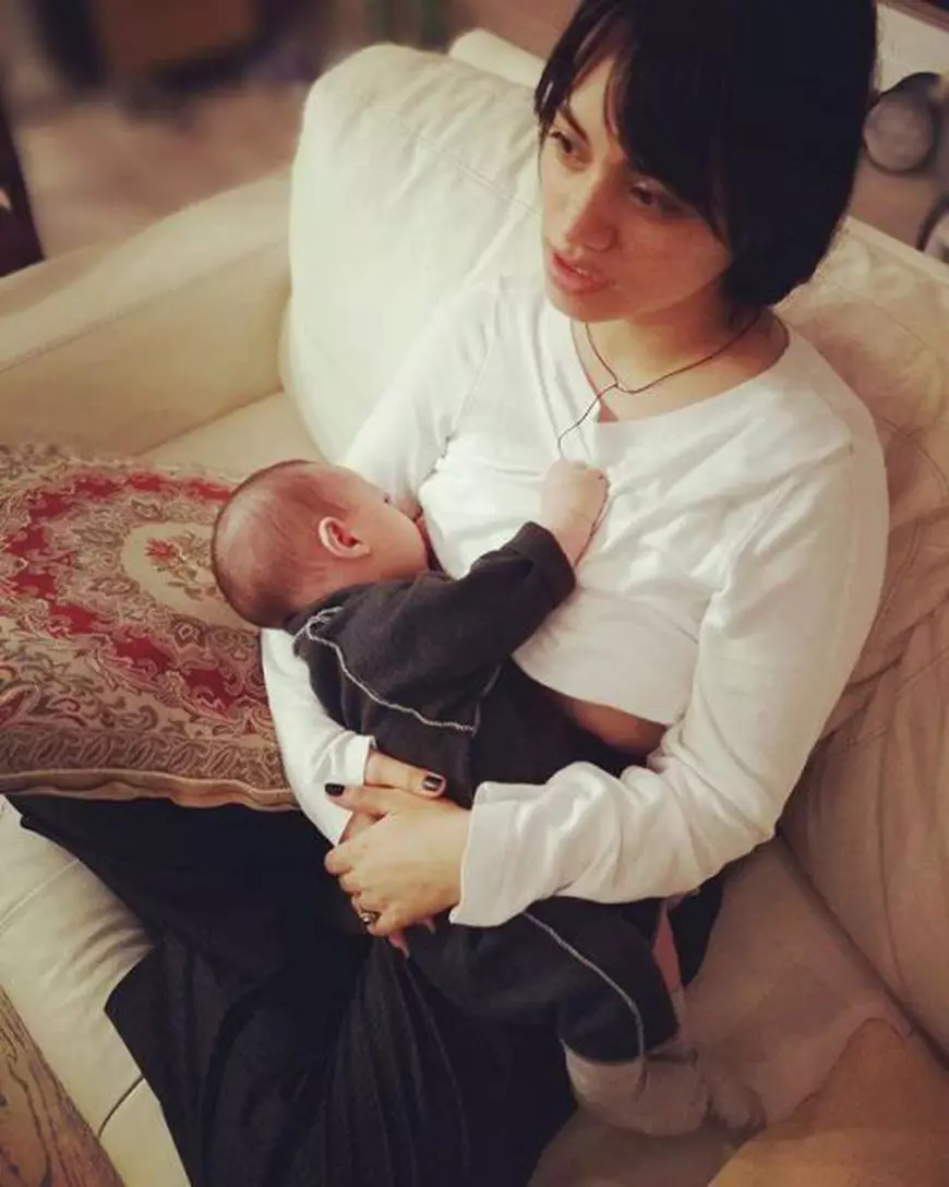 Aylin Cadîr, fotografiată în timp ce își alăptează bebelușul