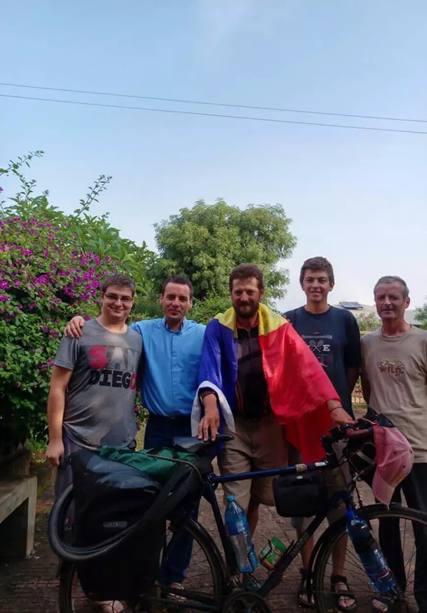 Un român face turul Africii pe bicicletă. Un preot român l-a întâlnit şi i-a oferit cazare