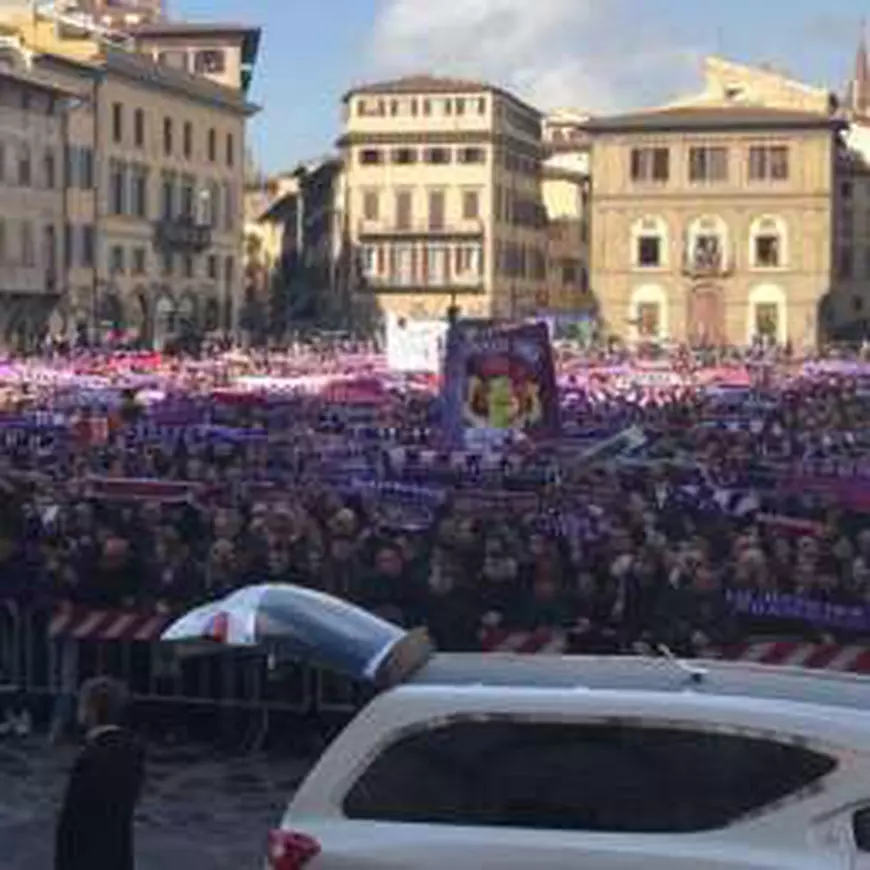 Momente emoționante la înmormântarea lui Davide Astori. 10.000 de oameni, la funeralii. Soției Francesca i s-a făcut rău! Tătărușanu și Ianis Hagi, în Piața Santa Croce | FOTO&VIDEO