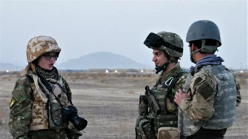 EXCLUSIV/Femeie într-o zonă de război. La 27 de ani, Roxana se ocupă de comunicațiile militarilor români din Afganistan