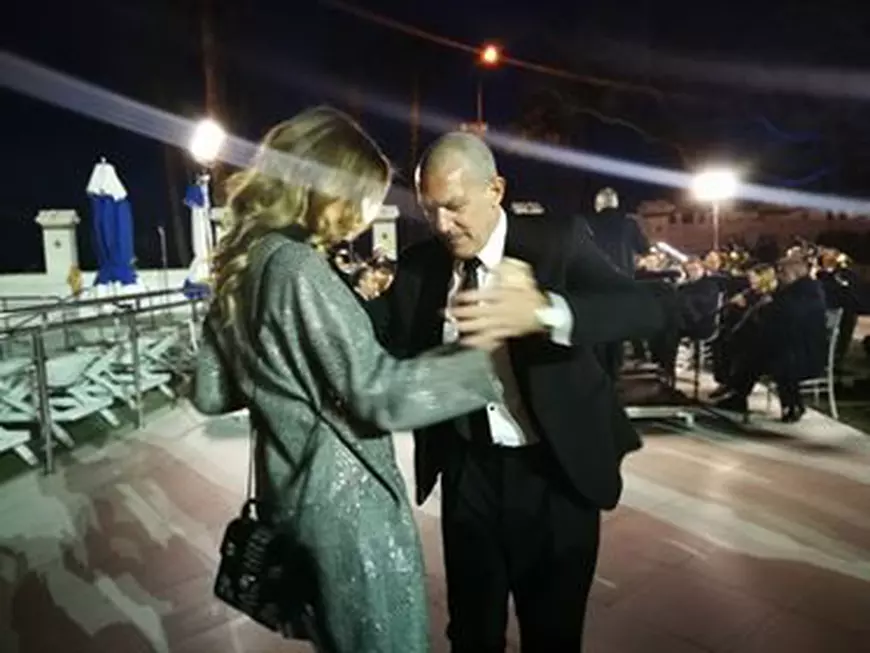 CORESPONDENȚĂ DIN MALAGA/Imagini inedite cu Banderas și Nicole, iubita lui. Dans pasional pe muzică populară spaniolă