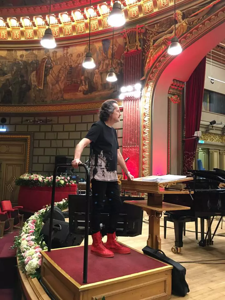 EXCLUSIV/Respectabilul George Natsis și-a schimbat stilul vestimentar. A lăsat hainele ”la patru ace” pentru ținute de adolescent cool!