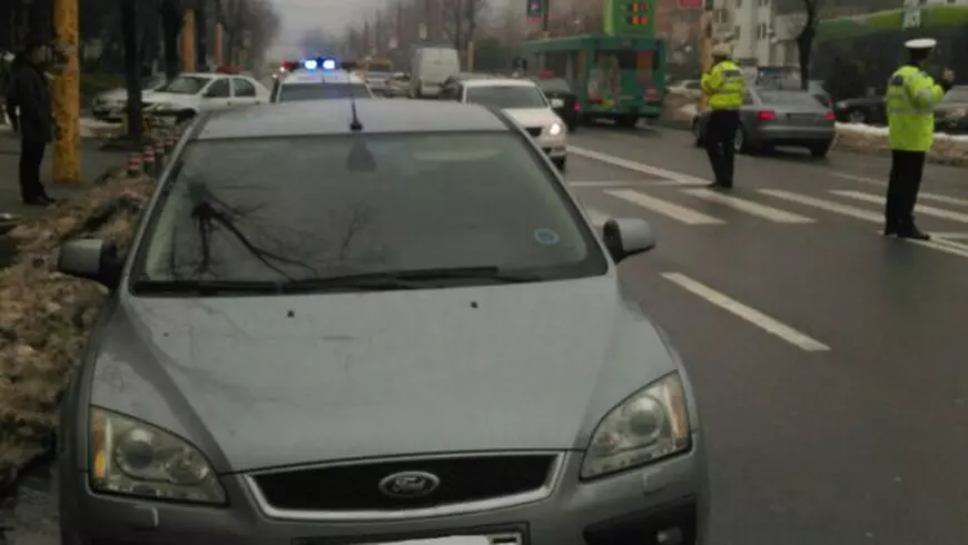 Adolescentă lovită pe trecerea de pietoni de o mașină condusă de un polițist la Constanța. Omul legii, agresat de însoțitorii fetei