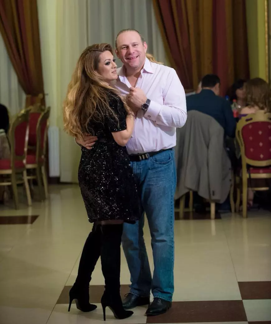 VIDEO EXCLUSIV/Viața în pași de tango! Vali Crăciunescu își urmează soția la cursuri de dans de societate