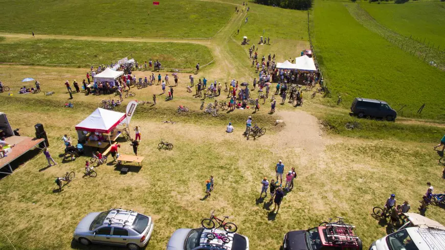 REPORTAJ/La Ciugud, „viaţa la ţară e ca afară”: utilităţi în fiecare casă, piste de biciclete, drumuri asfaltate. Comuna falimentară e acum milionară