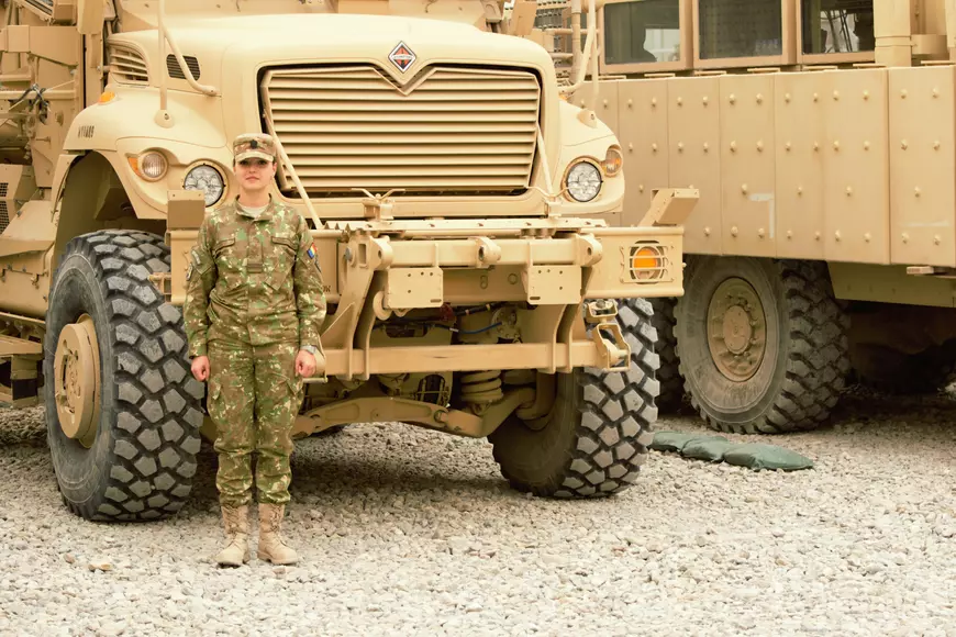 EXCLUSIV/Femeie într-o zonă de război. La 27 de ani, Roxana se ocupă de comunicațiile militarilor români din Afganistan