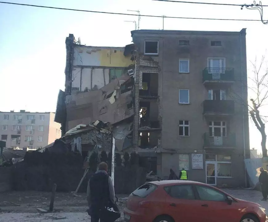 Bloc prăbușit în Poznan, Polonia, în urma unei explozii. Patru persoane și-au pierdut viața