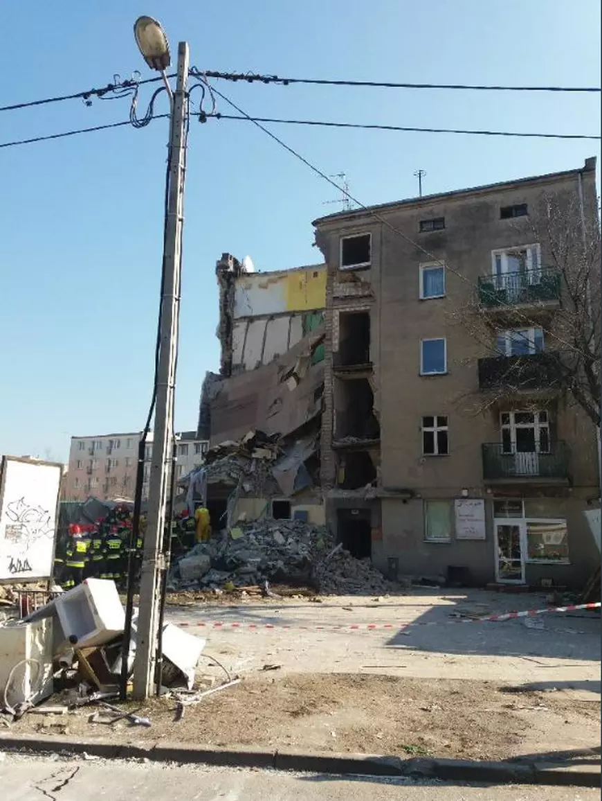Bloc prăbușit în Poznan, Polonia, în urma unei explozii. Patru persoane și-au pierdut viața