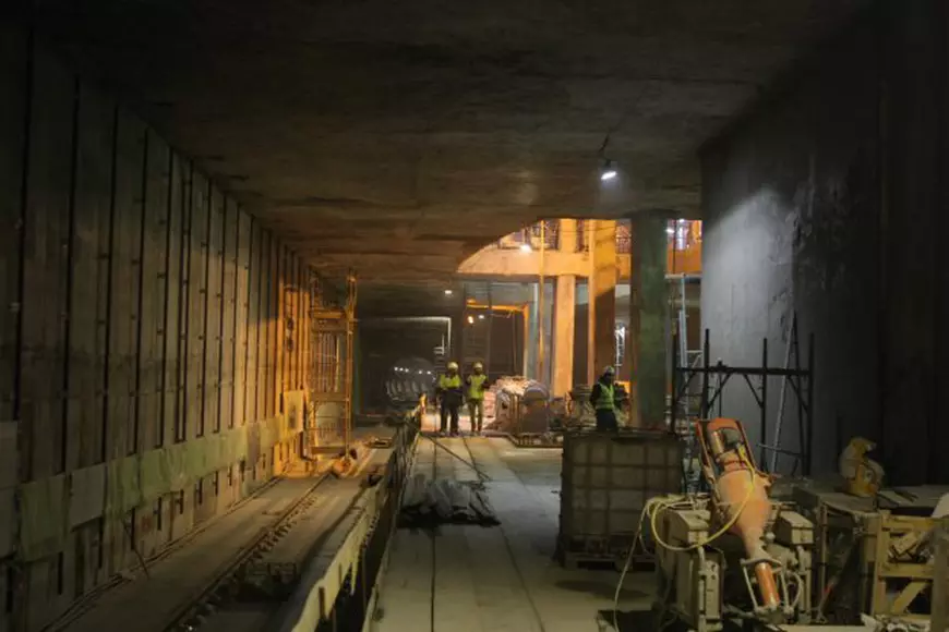 VIDEO / Stația de metrou cu pelicule cinematografice pe pereți. ”Favorit” se mută în subteran