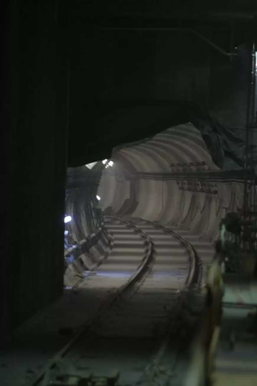 VIDEO / Stația de metrou cu pelicule cinematografice pe pereți. ”Favorit” se mută în subteran