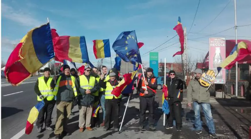 Un secui și doi nevăzători pornesc marți cu Steagul Unirii spre Chișinău: ”Veniți cu noi!”