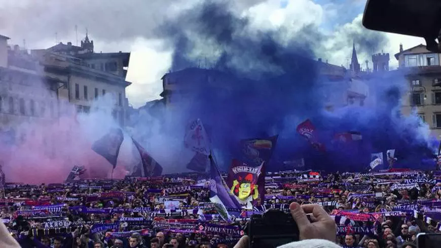 Momente emoționante la înmormântarea lui Davide Astori. 10.000 de oameni, la funeralii. Soției Francesca i s-a făcut rău! Tătărușanu și Ianis Hagi, în Piața Santa Croce | FOTO&VIDEO
