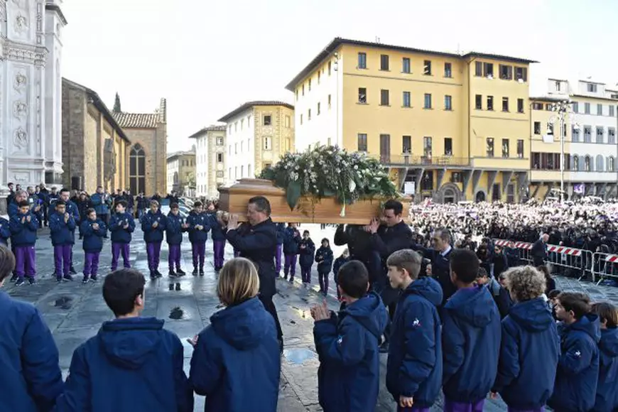 Momente emoționante la înmormântarea lui Davide Astori. 10.000 de oameni, la funeralii. Soției Francesca i s-a făcut rău! Tătărușanu și Ianis Hagi, în Piața Santa Croce | FOTO&VIDEO