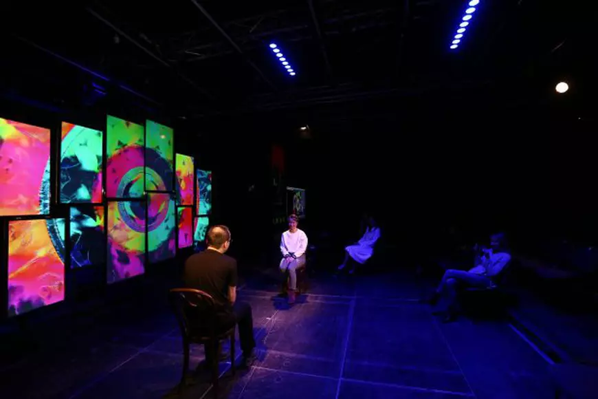 VIDEO/ Upgrade fascinant: Teatrul Odeon cu VR, căști neuronale și portrete digitale. Când tehnologia te poate duce și în... trecut