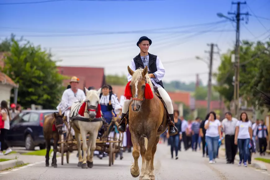 REPORTAJ/La Ciugud, „viaţa la ţară e ca afară”: utilităţi în fiecare casă, piste de biciclete, drumuri asfaltate. Comuna falimentară e acum milionară