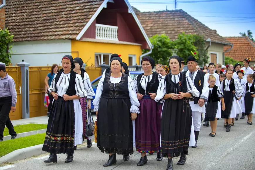 REPORTAJ/La Ciugud, „viaţa la ţară e ca afară”: utilităţi în fiecare casă, piste de biciclete, drumuri asfaltate. Comuna falimentară e acum milionară
