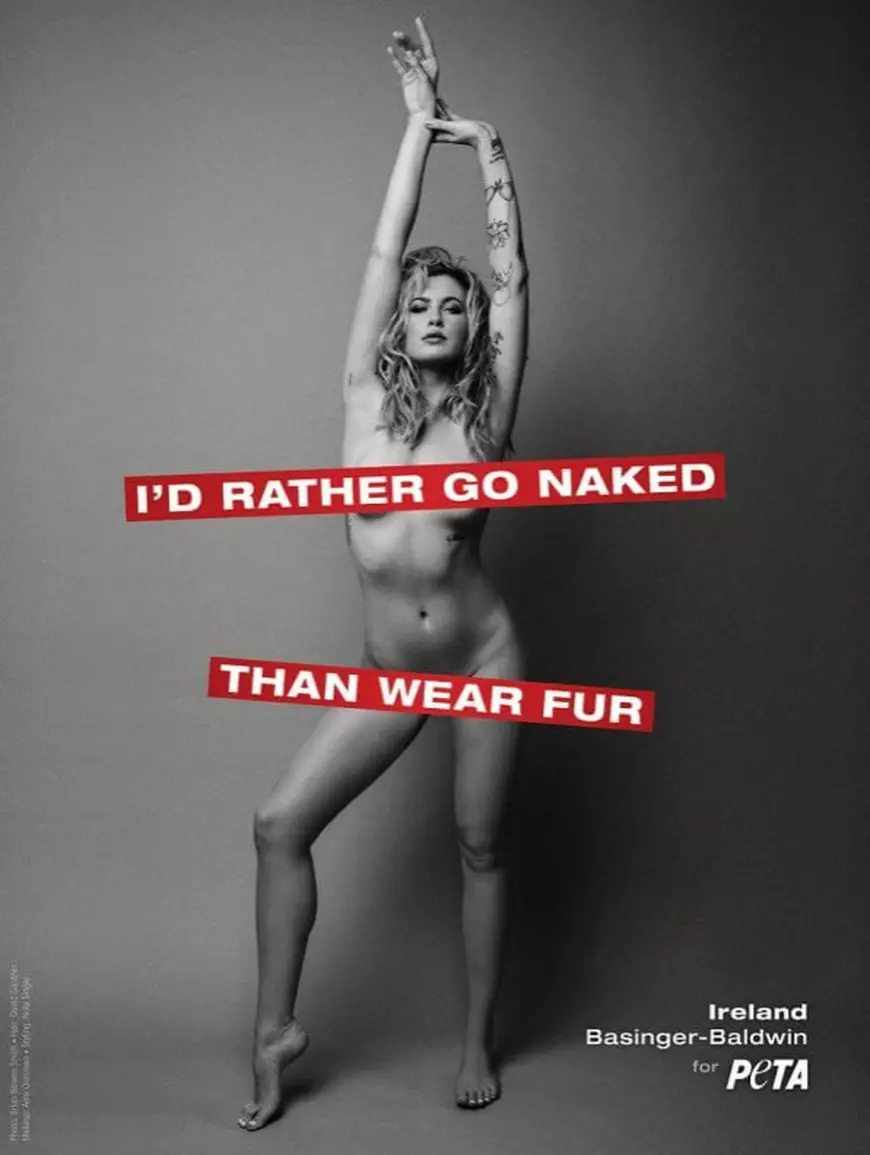 Ireland Baldwin a pozat complet goală.  Fiica lui Kim Basinger, pe urmele mamei sale