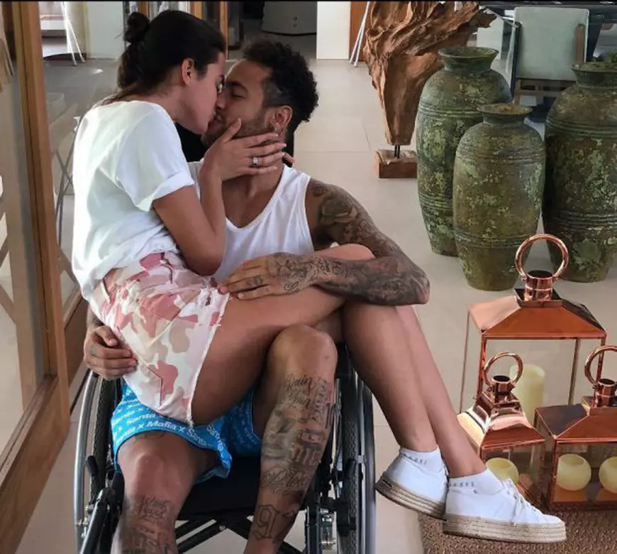 Cu cine se însoară Neymar