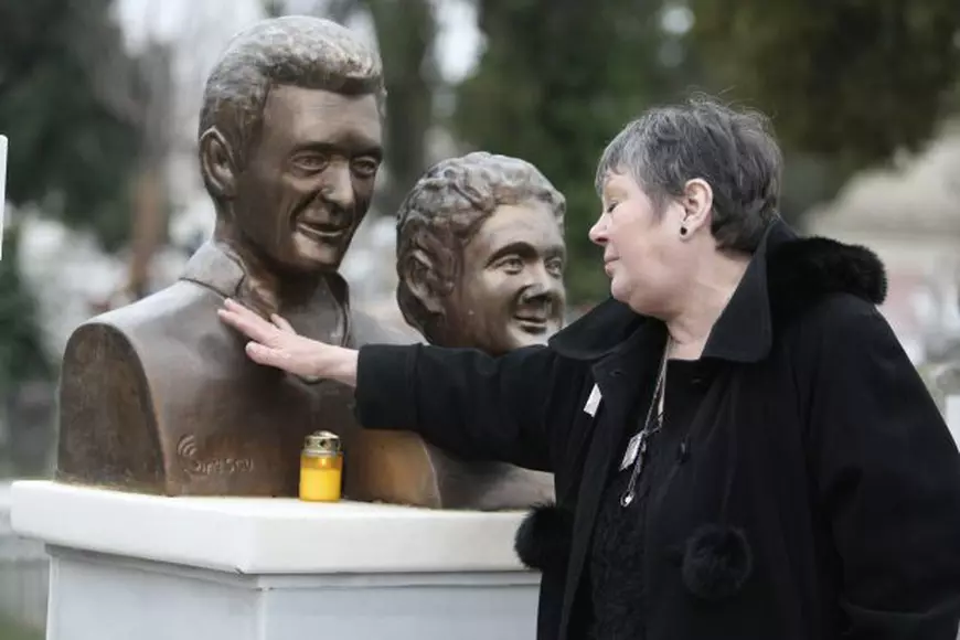 EXCLUSIV/ Anca Pandrea merge cu tort și șampanie la cimitir. Primele imagini de la comemorarea lui Iurie Darie