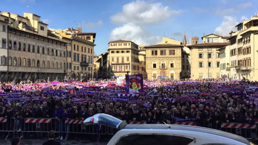 Momente emoționante la înmormântarea lui Davide Astori. 10.000 de oameni, la funeralii. Soției Francesca i s-a făcut rău! Tătărușanu și Ianis Hagi, în Piața Santa Croce | FOTO&VIDEO
