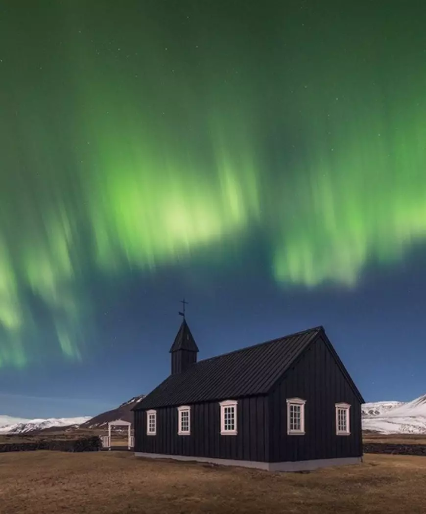 Peisaj surprins de Iurie Belegurschi în Islanda, cu Aurora Boreală deasupra uni biserici