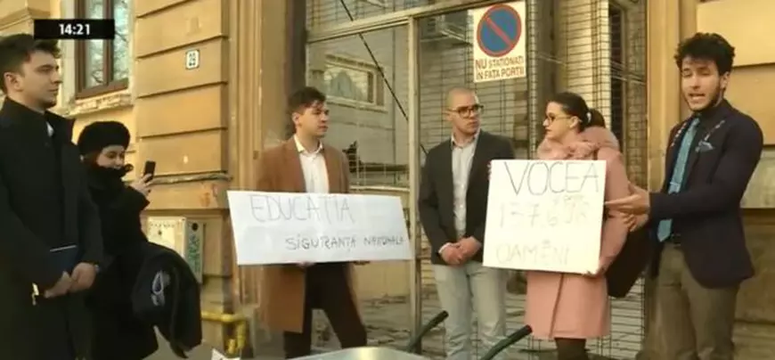 Elevii cer Ministerului Educației schimbarea orarului. Au strâns 120.000 de semnături, pe care le-au adus cu roaba la minister