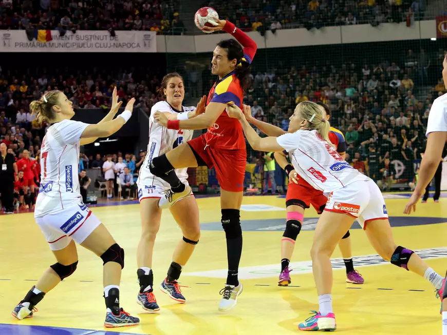 Cristina Neagu, aruncând la poartă în timpul meciului România - Norvegia disputat pe 9 martie 2016. (FOTO: HEPTA)
