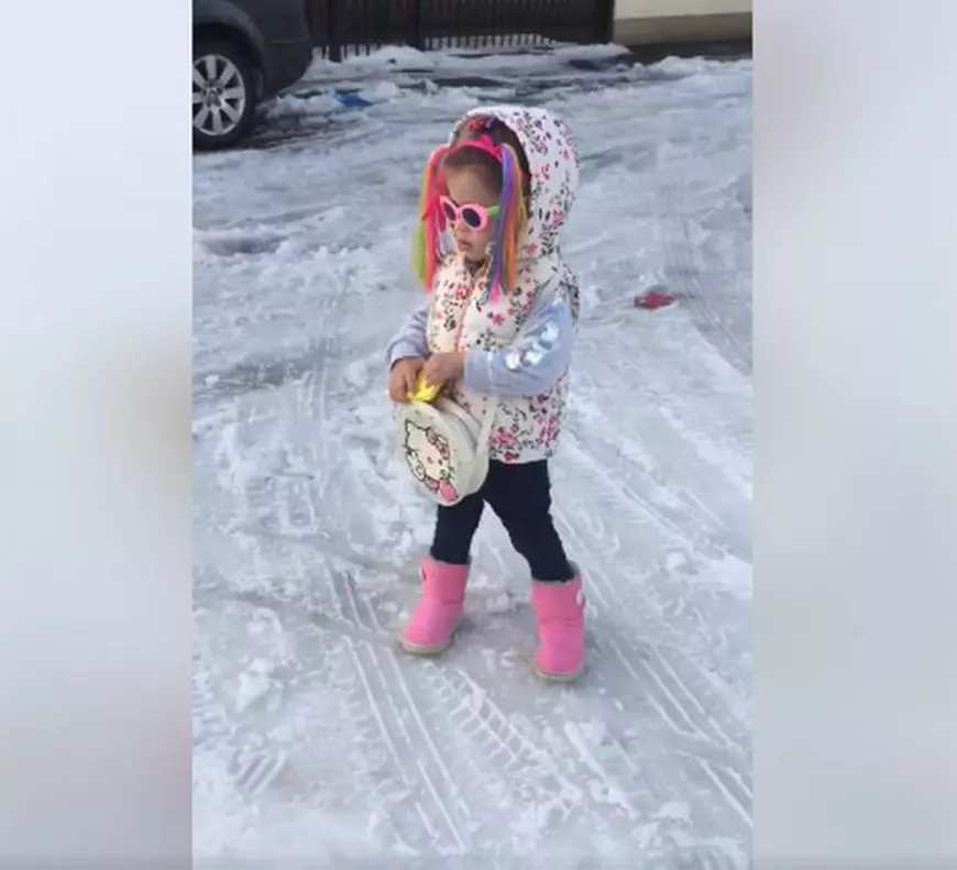 Fetița Sânzianei Buruiană, de nerecunoscut. Cum a ieșit micuța Izabela din casă