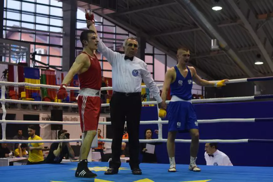 Campionatul European de box Under 22 de la Tg. Cristina Cosma a câștigat înainte de limită și are medalia asigurată / FOTO
