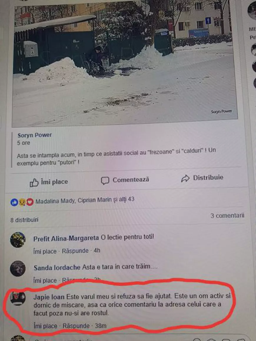 Un bărbat în scaun cu rotile a deszăpezit trotuarul din fața casei în Buzău