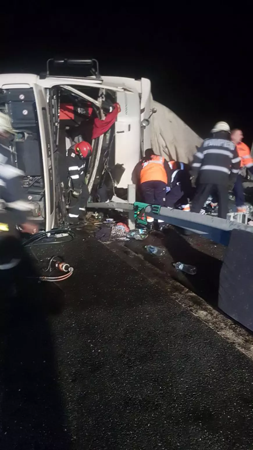 Tir plin cu apă minerală răsturnat pe Autostrada A1. Șoferul a murit