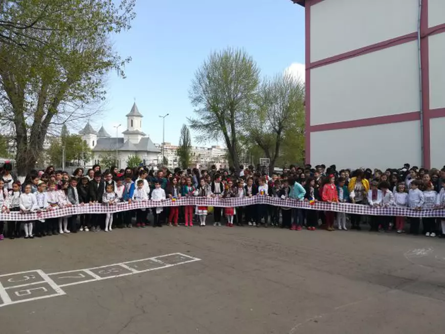 Elevii unei școli din Galați au eliberat 200 de porumbei ca semn al păcii. Acțiunea inedită, în programul "Săptămâna Altfel"