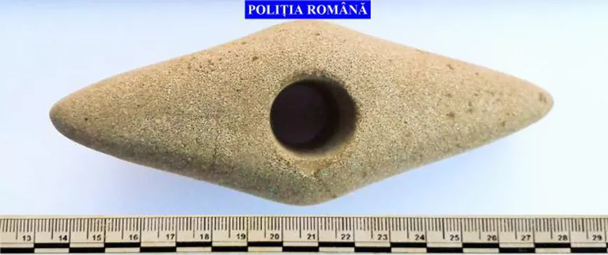 Un sătean a găsit în țărână o secure din epoca de piatră. Acum are dosar penal pentru distrugere