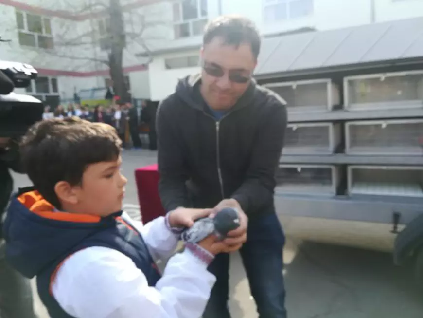 Elevii unei școli din Galați au eliberat 200 de porumbei ca semn al păcii. Acțiunea inedită, în programul "Săptămâna Altfel"