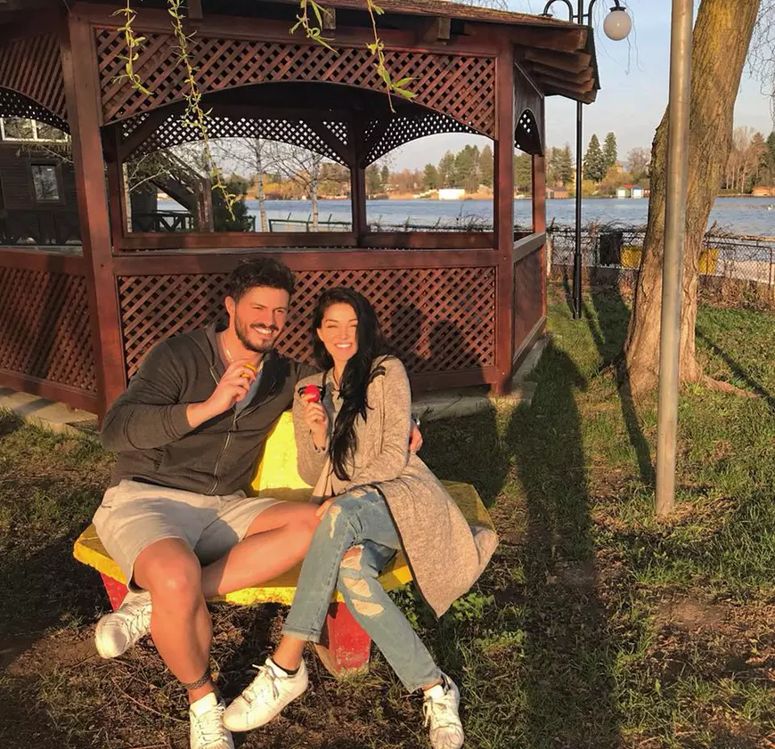 Ce fericită e Elena Ionescu în brațele soțului. Imaginea tandreții de Paște