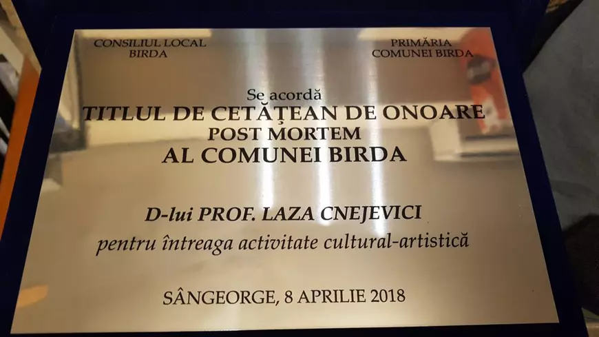 Muzicianul Laza Cnejevici, tatăl clăparului Vlady Cnejevici, are plachetă pe școala din satul natal. A fost numit post-mortem cetățean de onoare