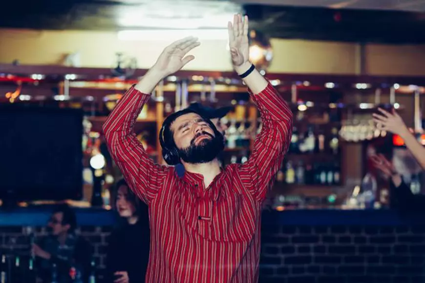 EXCLUSIV/Bogdan Munteanu, omul care știe tot ce se întâmplă cool în oraș. Fost politehnist, fost corporatist, acum promoter de underground