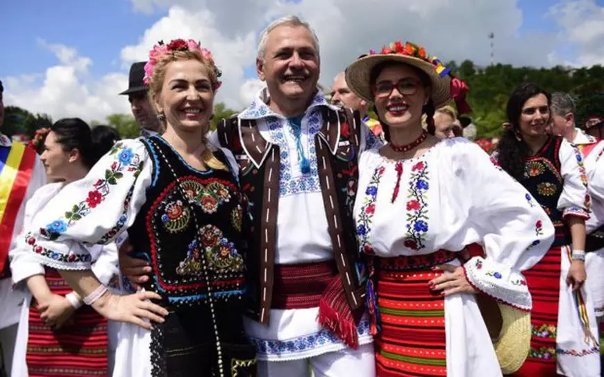Ia tradițională românească, promovată de politicieni. Cum a ajuns costumul popular să fie admirat în toată lumea