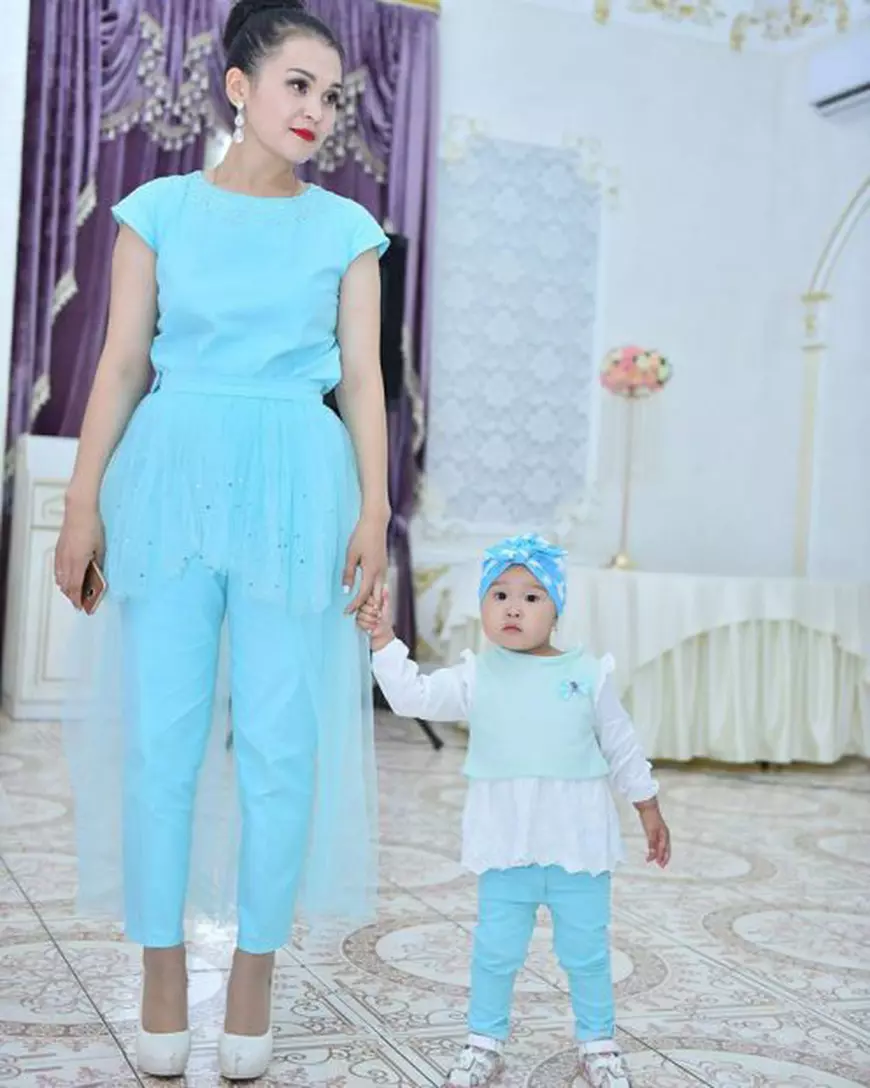 Aizat  Abdisamat alături de fiica ei (Foto Facebook Aizat Abdisamat)