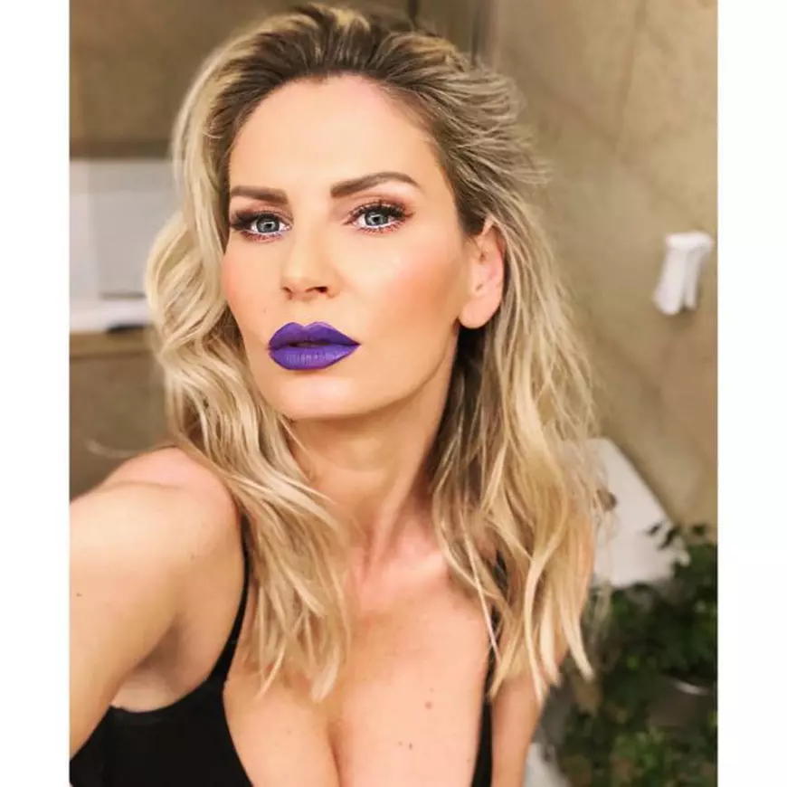 Andreea Banica și-a făcut primul selfie îb care apare fără celebra aluniță