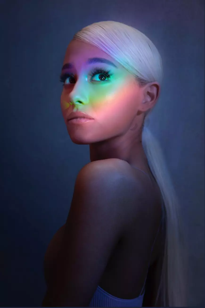 Ariana Grande a lansat prima piesă după atentatul de la Manchester. Ariana Grande cu un curcubeu proiuectat pe față