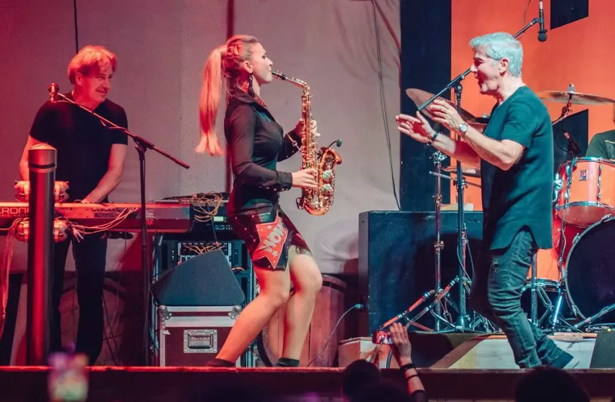 Holograf și-a ”tras”o femeie în trupă. ”Lady and the Sax” e o basarabeancă absolventă de Conservator