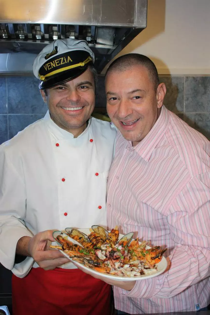 EXCLUSIV/Băieții de la Proconsul, între mâncare și biserică. Dragoș, liderul trupei, organizează un grătar la care se dezbate ...Apocalipsa