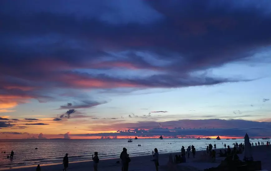 Boracay se va închide șase luni pentru curățenie. Apus pe inusla Boracay