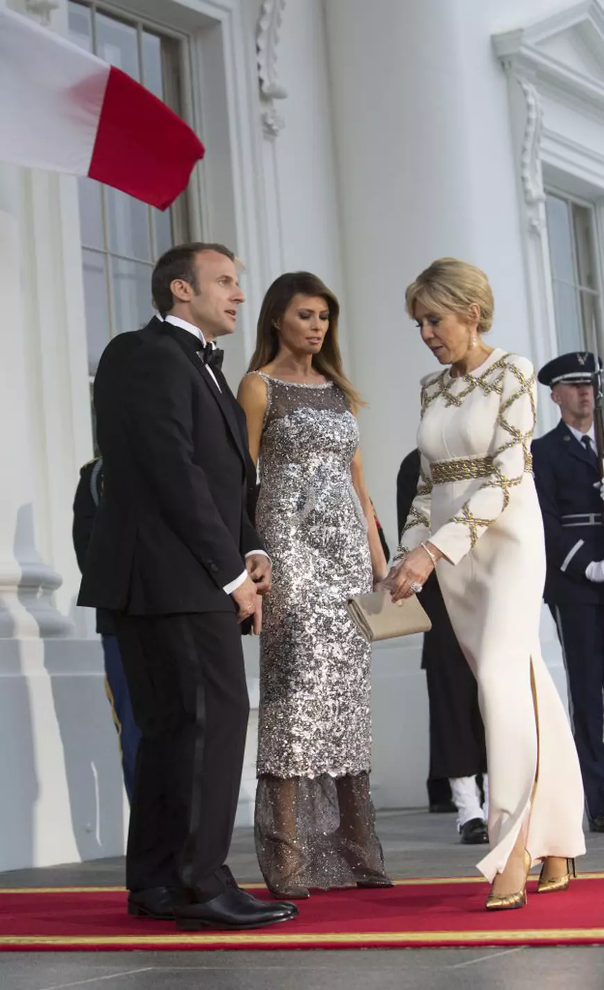 Ce ținute au ales Brigitte Macron și Melania Trump. Melania trump purtând rochie Chanel și Brigitte Macron în Louis Vuitton la cina de stat
