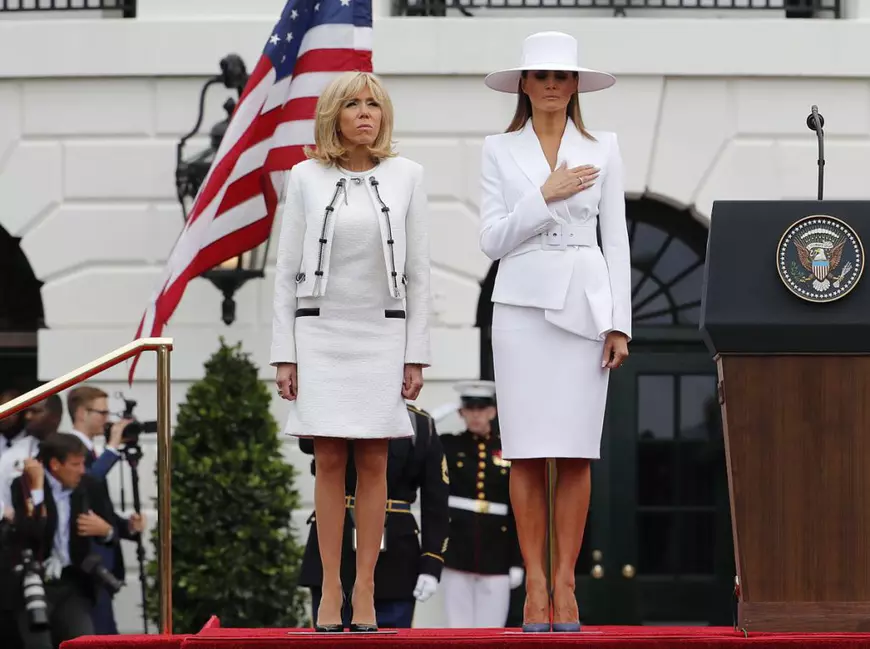 Ce ținute au ales Brigitte Macron și Melania Trump. brigitte Macron și Melania Trump îmbrăcate în alb