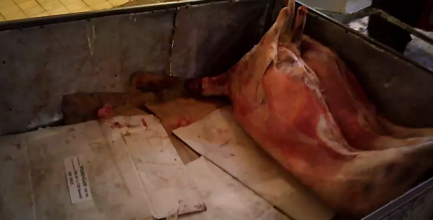 VIDEO/ Cum se vinde carnea de miel în hala din Piaţa Obor