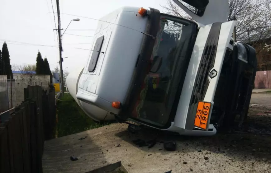 Cisternă cu GPL răsturnată în Ploiești. Pericol de explozie