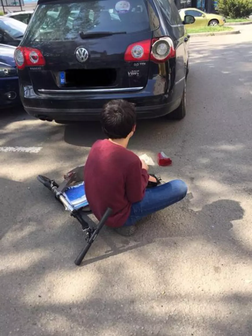 Gestul unui copil care a lovit cu trotineta o mașină a devenit viral pe Facebook. A așteptat proprietarul cu banii în mână pentru a plăti paguba
